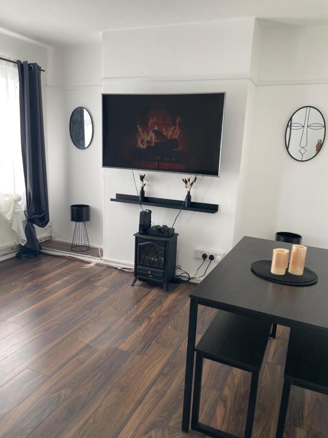 Lovely 2Bedroom 4Mins From Wimbledon Station لندن المظهر الخارجي الصورة